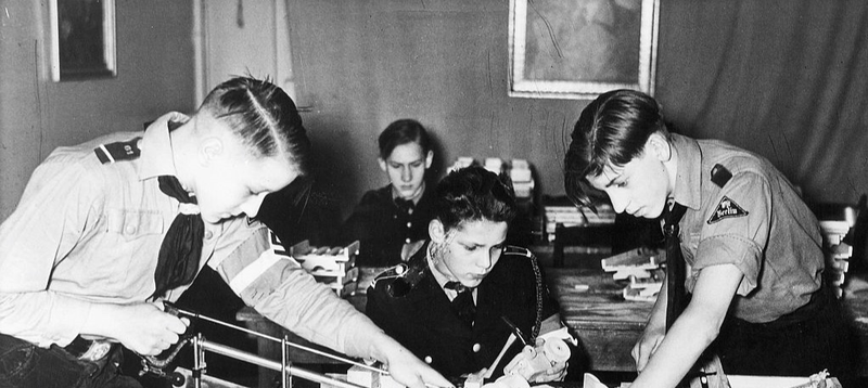 Construyendo juguetes para Navidad (nazi) en 1943. Getty